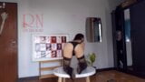 Regina noir past op hoge hakken. striptease in zwarte en witte lingerie en kousen snapshot 5