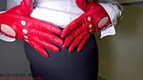 비즈니스 슈트와 빨간 속옷을 입은 비서가 플랫아이런을 사용 snapshot 7