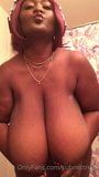 Solo bbw ébano mostrando sus enormes tetas snapshot 10