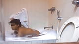 Sis Priya Soapy Boob Massagem nua na banheira do hotel e ela chupa meu pau lentamente. Slowmo parte 2 de 4. F20 snapshot 1