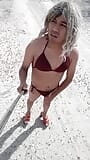 Süßer sexy trans mit bikini und high heels in der Öffentlichkeit, sehr heiß snapshot 10