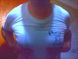 Gran trasero y moobs en camiseta mojada snapshot 3