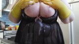 Mojado juego de tetas burbujeantes en guantes de goma snapshot 10