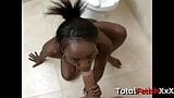 Nena negra caliente tiene sexo en el baño snapshot 10