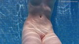 Sheril de grandes tetas se desnuda bajo el agua snapshot 16