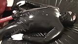 Latex, Danielle und ihre orale Session, zweiter Blickwinkel. Komplettes Video snapshot 20