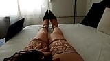 MILF miang tranny menyentuh dirinya dan menunjuk-nunjukkan kaki panjangnya dalam pantyhose semasa melancap snapshot 1