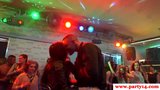 セックスパーティーでフェラチオをする本物のヨーロッパ人美女 snapshot 10