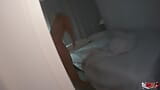 Budak miang mengongkek ibu tiri panas. Anak tiri mengintipnya dan kemudian menyelinap ke dalam biliknya untuk mengongkek pantatnya snapshot 2