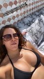 WWE - Charly Caruso se fait bronzer dans un bikini noir snapshot 5