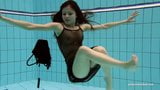 Dicke Titten Kristy, nackte Pool-Action snapshot 3