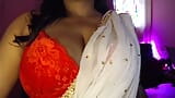 Une bhabhi desi sexy aime sa jeunesse en appliquant des pinces à tétons à ses tétons. snapshot 5
