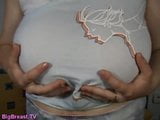 Tetas grandes en blusa ajustada snapshot 4