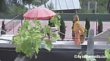 Rubia madura secretamente filmada en el jardín snapshot 2