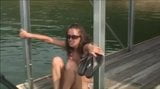 Mimi leva um pau preto em um barco snapshot 3