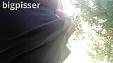 Dikke homo pist buiten in openbaar park met sterke pisstroom met ongesneden kleine pik. snapshot 1