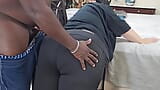 Sexy big ass curvy blonde milf in yoga pants twerking & menggoda black guy, mengakibatkan cum on ass (shooting big load) snapshot 8