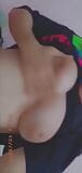 Une ado montre ses seins et ses seins snapshot 2