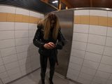 Svenja suce la bite d'un inconnu dans les toilettes de l'autoroute snapshot 3