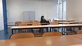 Excitée à l’école pendant une révision de cours, cette étudiante Français asiatique sort sa bite en public et se branle dans une université risquée snapshot 2