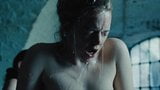 Emma Stone pezón desnudo, tetas desnudas, piel húmeda, topless, durmiendo en "La Favorita" snapshot 1