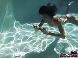 Morena milf Sofie Marie mergulha na piscina para brincar com consolos snapshot 6