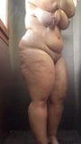 Sexy bbw tomando un ducha snapshot 4