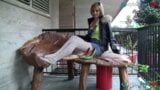 Hete blondine pronkt met haar schattige voeten in kousen snapshot 11