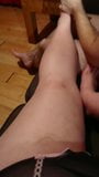 Dipingendo le unghie dei suoi bei piedi sexy bbw snapshot 11