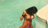 Tatiana topless bij het zwembad snapshot 6