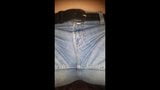 Sie bläst eine Ladung auf ihren Jeans-Schritt snapshot 8