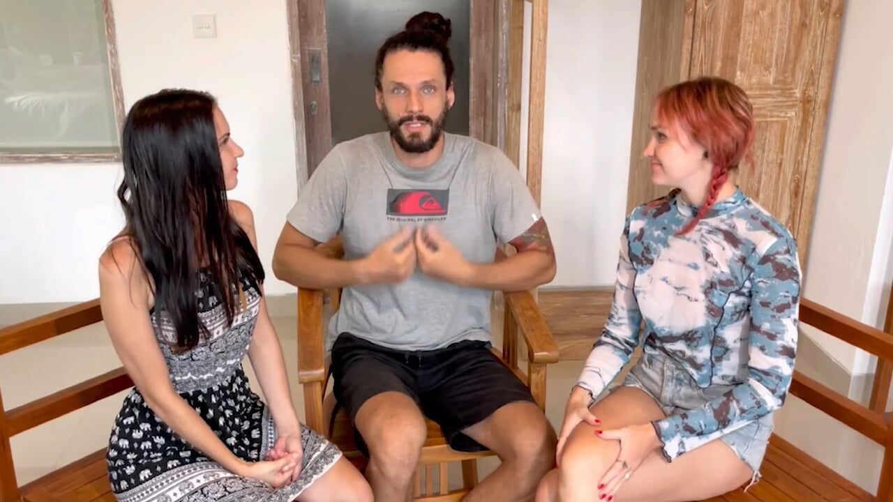 Kontol ngaceng cowok ini disepong sama teman rambut merahnya yang kurus