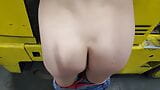 Una collega viene scopata e sculacciata su un carrello elevatore - creampie gocciolante snapshot 6