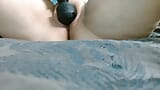 Une femme se masturbe avec des jouets devant une webcam en direct snapshot 15