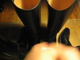 Du sperme sur des bottes d'équitation snapshot 4