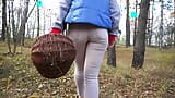 Milf in pantaloni attillati che cammina nel bosco culo fetish snapshot 1