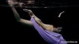 Aneta grote tieten en paarse jurk in het zwembad snapshot 16