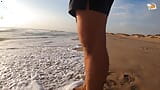 Casal real se divertindo em uma praia de nudismo. Sensual boquete molhado snapshot 1