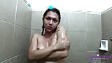 El cuerpo perfecto de ladyboy de Sapphire mientras moja su forma curvilínea y sus tetas y su polla brillan en el agua y el jabón. snapshot 7