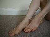 Милфа показывает свои длинные сексуальные ступни и сочные пальцы ног snapshot 9