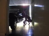 Tgirl zonder condoom geneukt in de garage snapshot 4