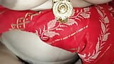Schöne Desi in einem roten sari - sexvideo snapshot 15