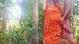 Sexy bhabhi se pone caliente para el sexo con su cuñado, sexo al aire libre en el pueblo, audio hindi claro snapshot 3