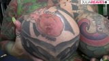 Milf tatuada de corpo inteiro com piercing na buceta snapshot 2