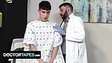 El doctor espeluznante extrae semen del niño más lindo del campus para fines científicos - DoctorTapes snapshot 8