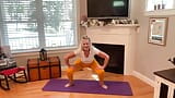 Dani D madura yoga alongamento # 3 (leggings amarelas e unhas do dedo do pau rosa) snapshot 10