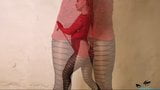 Donna in abito rosso che balla e pratica lo shibari snapshot 4