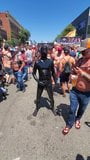 Moi en train de jouir bruyamment en public en latex à la foire de Dore Alley 2019 snapshot 2