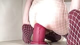 Weiße netz-sissy # 3 -roter riesiger dildo- snapshot 9