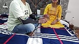 Indische stiefbroer verloor bij rock, papier, schaar en was overtuigd om met stiefzus te neuken in Hindi-video snapshot 2